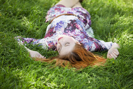 躺在草地上的漂亮女孩。