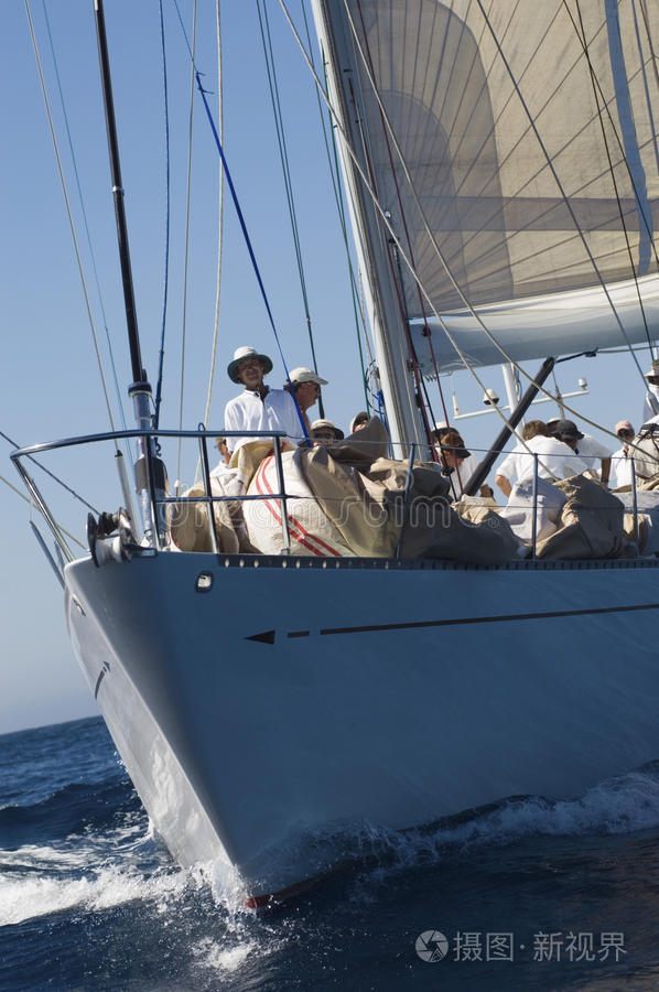 微笑的水手和船员在帆船甲板上照片-正版商用图片0nost8-摄图新视界