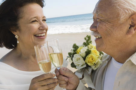 新婚夫妇在海滩上敬酒特写