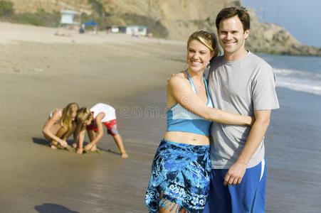 与家人一起享受海滩