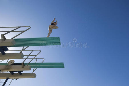 准备从跳板上跳水的女游泳运动员照片