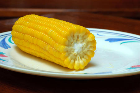 碗里的黄色玉米。