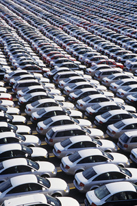 成排停放的汽车俯视全景照片