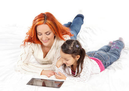 一个红头发的白人母亲和一个小女儿在一起玩耍
