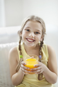 喝橙汁的快乐少女画像