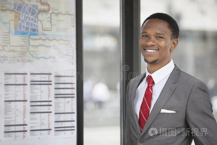 一位非洲裔美国年轻商人微笑的画像