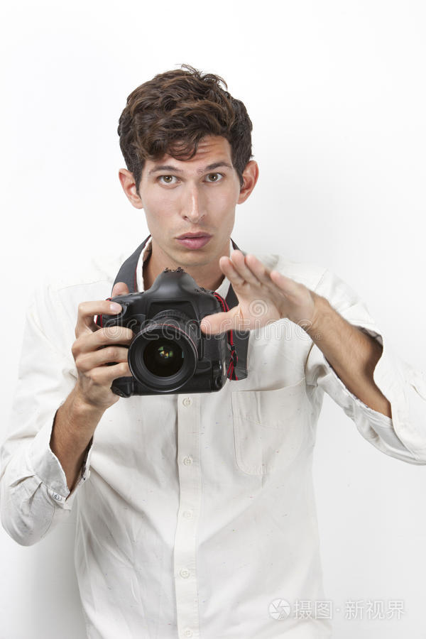 年轻摄影师用老式相机在白色背景下做手势的照片