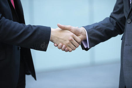 中段商界人士握手