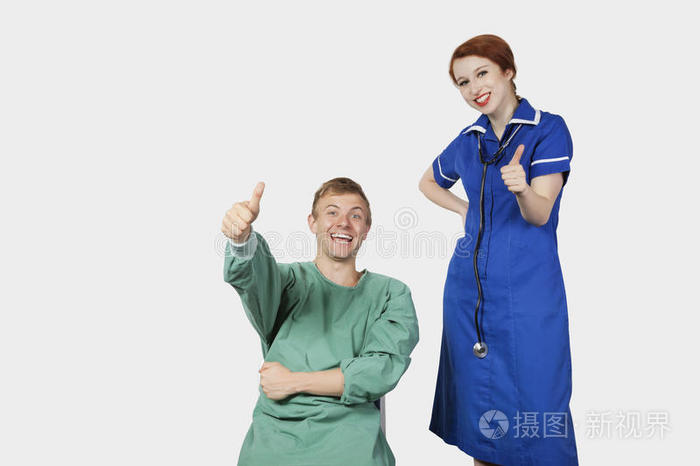 青壮年男病人和女护士在灰色背景下竖起大拇指的画像照片 正版商用图片0np1zv 摄图新视界
