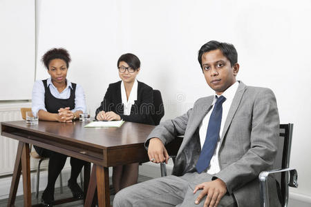 办公室办公桌旁的亚洲男性和女性同事画像