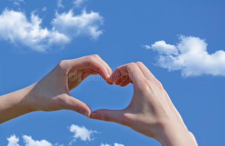 手拉手女孩手拉手形成爱的蓝天照片