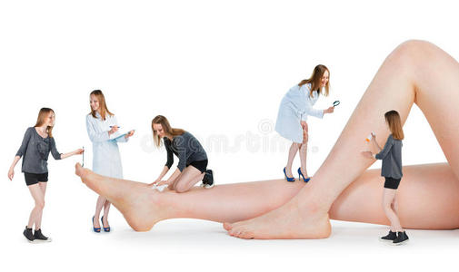 小人在白色背景下检查女性腿部图片