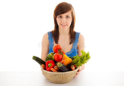 一个拿着装满蔬菜的篮子的女人图片