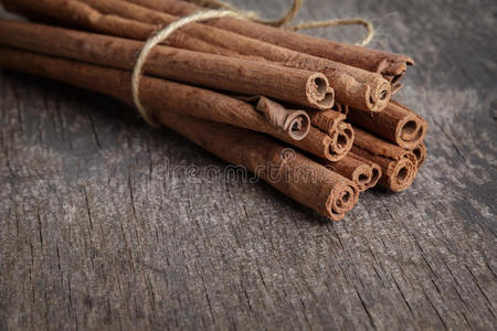 老木桌上的肉桂枝照片