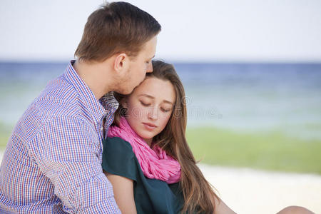 海滩上的男人和女人