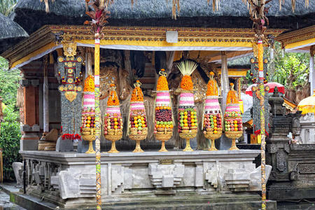 巴厘岛坦帕克锡林寺的印度食物供应