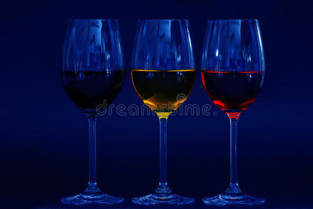 三个蓝色的玻璃杯