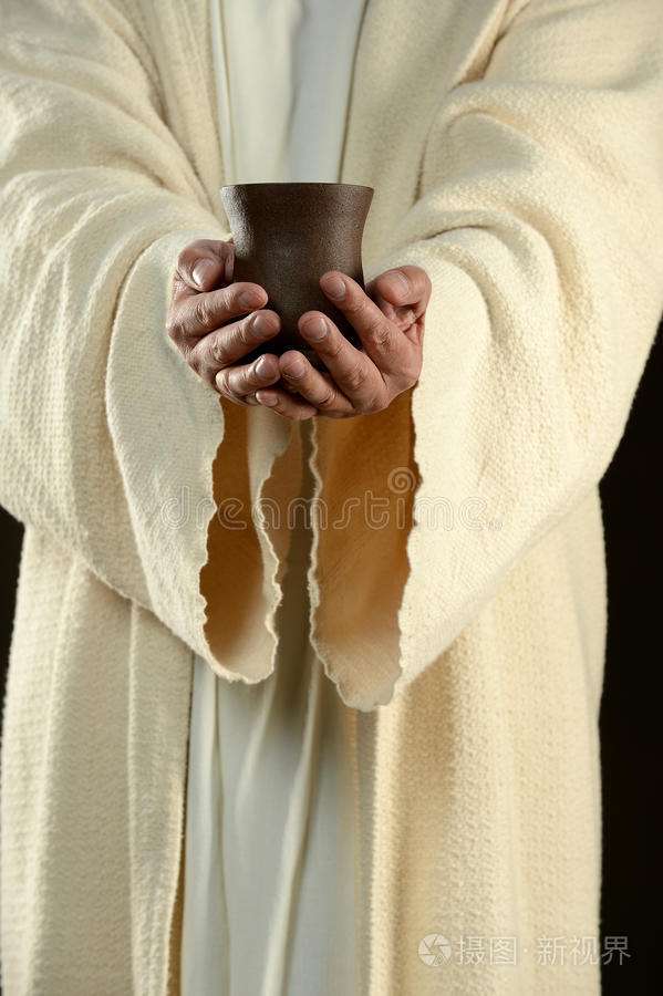 耶稣拿着杯子