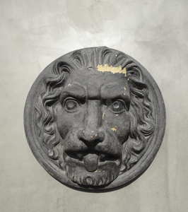 挂在花园墙上的狮子经典建筑元素