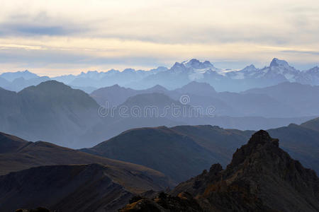 日落时的高山全景图图片