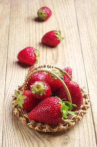 柳条篮子里的草莓