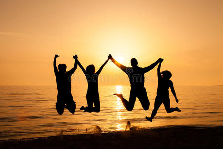 四个朋友在沙滩上跳