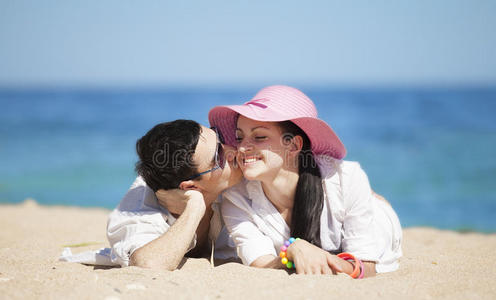 一对情侣在海滩上接吻
