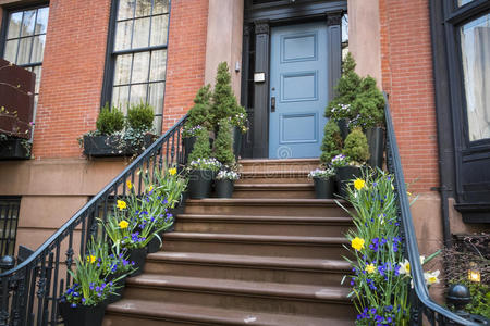 公寓门口纽约市一间旧公寓门口的楼梯照片