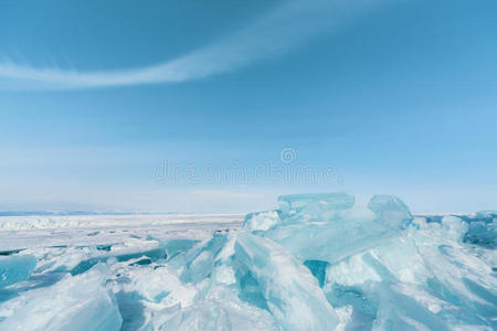 冰冻的贝加尔湖。冬天。