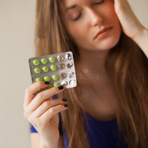 悲伤的白种女人吃药照片