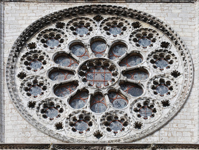 法国沙特尔大教堂的哥特式玫瑰窗