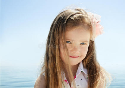 海滩度假的可爱小女孩