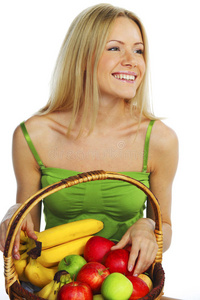 女人拿着一篮子水果