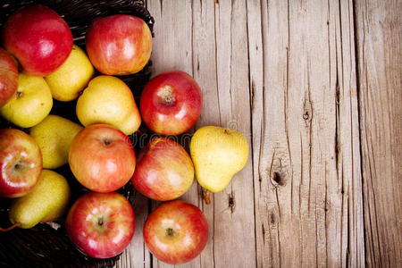 苹果和梨从篮子里溢出