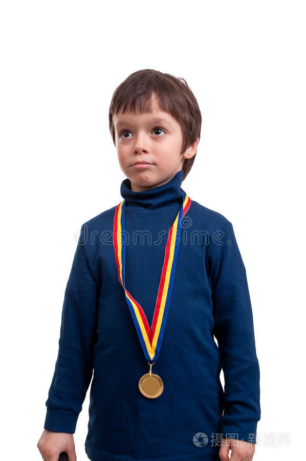 严肃的小男孩脖子上挂着金牌