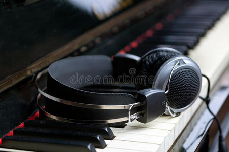 钢琴键盘和耳机