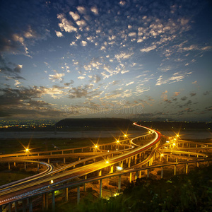 夜间有汽车照明的高速公路图片