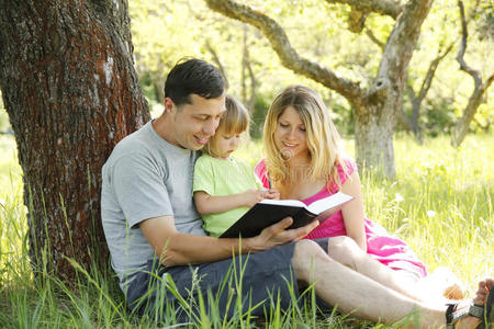 读圣经的年轻家庭