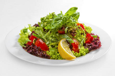 白底蔬菜沙拉。高质量图像