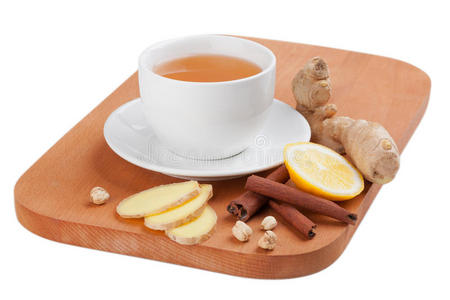 姜茶茶一杯加柠檬和姜的热茶绿茶新鲜茶枝分离在白色背景上一杯姜茶