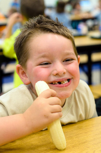 快乐孩子在学校食堂吃健康午餐图片