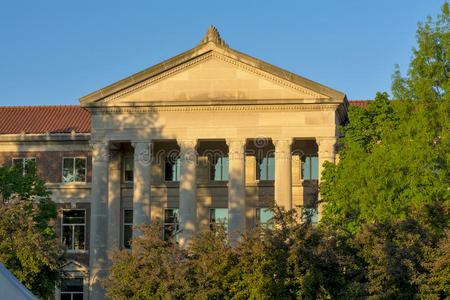 日出时分大学校园的旧建筑图片