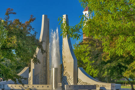 大学校园的钟楼和喷泉图片