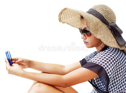 戴着帽子戴着太阳镜用手机的年轻女子