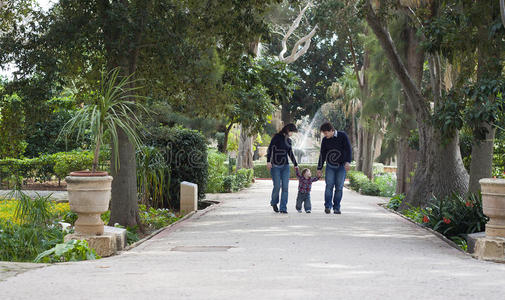 孩子和父母一起学走路