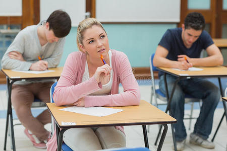 有思想的学生在教室里学习