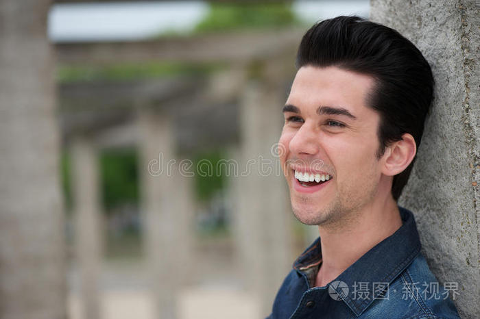 一个快乐的年轻人在户外微笑的画像
