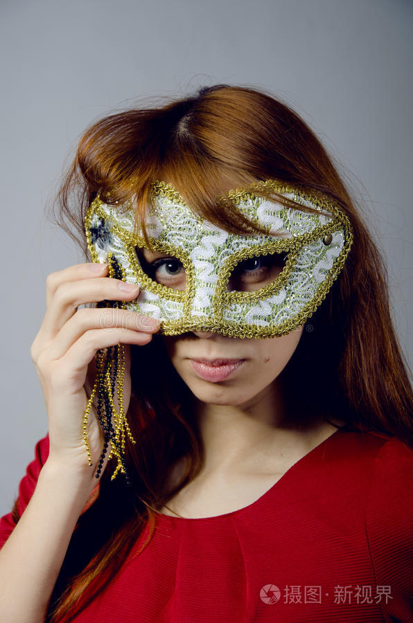 穿红衣服戴面具的年轻女孩