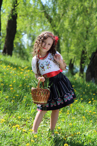 穿乌克兰民族服装的女孩。