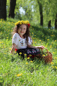 穿乌克兰民族服装的女孩。